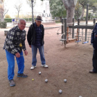 Els quatre veterans jugadors de petanca, ahir al matí fruint de la pràctica d'aquest esport al Parc de Saavedra.