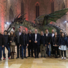 Foto de familia con el dragón de Sant Jordi de Montblanc detrás. 12/03/2017