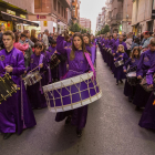 Los tamborileros durante la procesión de la Amargura de Reus, a la cual asisten año tras año.