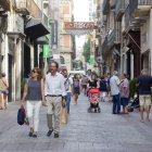 Peatones paseando por la calle de Monterols, en una imagen de archivo.