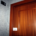 Pla mig de la porta número 4 i del precinte policial, en un habitatge de Salou, el 23 d'agost del 2016