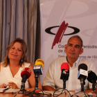 Anna Guasch i Joan Rebull, membres de Marea Blanca Terres de l'Ebre i treballadors de l'Hospital de Tortosa Verge de la Cinta, a la seu del Col·legi de Periodistes de les Terres de l'Ebre, aquest 11 de juliol de 2017