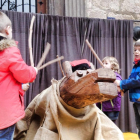 Nens i nenes fent cagar el Tió de Montblanc el passat Nadal.