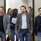 Xavier Domènech (en Común Podemos), Pablo Iglesias (Podemos) y Alberto Garzón (IU) este miércoles en el Congreso de los Diputados.