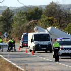 Imagen del camión cisterna accidentado mientras los forenses y los mossos retiran el cuerpo de la víctima.