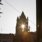 Imatge del sol vist a través dels finestrals del campanar de l'església Prioral en el solstici d'hivern del 2015.