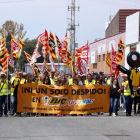 Els treballadors de BIC Graphic manifestant-se al polígon Entrevies de Tarragona.