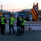 Pla general de la concentració de treballadors i representants sindicals davant l'escorxador de Padesa d'Amposta.