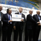 Pla mig d'empresaris valencians i catalans sostenint cartells reclamant el Corredor Mediterrani, entre els quals Joaquim Gay de Montellà, Vicente Boluda, Juan José Brugera i Juan Roig, el 13 de febrer a Tarragona