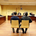 Imatge de la sala de vistes de l'Audiència de Girona amb l'acusat d'esquenes abans de començar el judici.