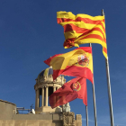 Les banderes catalana, espanyola i de Lleida al terrat del Palau de la Paeria.