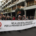 Pensionistas y jubilados concentrados delante de la sede del Instituto Nacional de la Seguridad Social (INSS), en Barcelona.