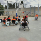 Los alumnos jugaron a baloncesto con silla de ruedas.