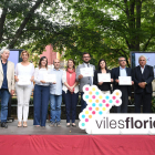 Els representants dels municipis premiats amb la Flor d'Honor junt a la consellera