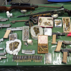 Imatge general de les armes confiscades en la detenció d'un home a Vinaròs, acusat d'un delicte de fabricació no autoritzada d'armes, dipòsit il·legal d'armes i munició.