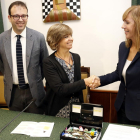 L'encaixada de mans de la consellera de Governació, Meritxell Borràs, i la representant de Bankia amb les claus dels pisos lliurats al Govern, a l'Ajuntament de Mollerussa.