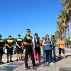 Socorristas, agentes de la Guardia Urbana y responsables de medio natural, junto con las concejalas Ivana Martínez y Begoña Floria, en la presentación de la temporada de playas de Tarragona, en la playa de la Arrabassada, el 13 de junio del 2017