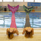 La nedadora Michelle Alonso, a l'esquerra, i la responsable de l'escola de sirenes, Susana Seuma, a la dreta, amb les cues de sirena.
