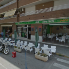 El cotxe s'ha endut la terrassa del bar-cafeteria Paco, del carrer de Pere Badia.