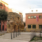 Al fons de les escales, l'edifici de la seu de l'ICAC, a la Part Alta de Tarragona
