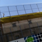 Imagen del preso intentando huir por el tejado de la modelo.