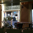 El bar La Ronda con la cinta de los Mossos d'Esquadra después del secuestro.