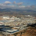 Imatge aèria del polígon industrial de Valls i de muntanyes al fons, en una imatge publicada el 14 de febrer del 2017