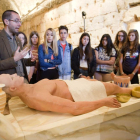 Las escuelas conocen de primera mano la momificación de los faraones