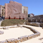 La cabecera del Circo romano de Tarragona, con la arena en su cota original y el nuevo talud ajardinado.