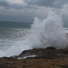 Les onades impactaven amb força a la costa tarragonina aquesta tarda.