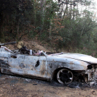 Un cotxe cremat en una imatge d'arxiu.