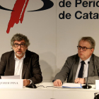 L'advocat Jordi Pina llegeix el comunicat de Sànchez i Turull sobre la vaga de fam acompanyat del president del Col·legi de Metges Jaume Pedrós.