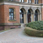 Puerta principal del edificio que acoge la fiscalía general del 'land' de Schleswig-Holstein y el tribunal superior del mismo 'land', en Schleswig.