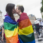 Imagen de archivo de dos chicas besándose durante una manifestación a favor de los derechos de las personas homosexuales.