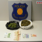 Pla general de les bosses amb marihuana i els diners intervinguts pels Mossos d'Esquadra a un conductor a l'N-420 a Riudecols. Imatge publicada el 14 de febrer del 2017