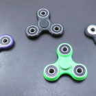 Els spinner són la nova joguina de moda entre els escolars.