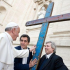 Imagen del Papa cuando recibió la cree construida con madera de patereas.