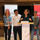 Ramon Arnabat, Jèssica Albiach, Gerardo Pisarello, Ada Colau, Lucía Martín i Candela López durant la roda de premsa.