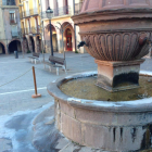 Imagen de la plaza Major de Prades y la fuente este miércoles por la mañana.