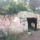 Estado en que se encuentra la pedrera medieval de Tamarit, llena de grafittis.