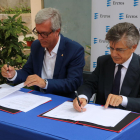 El alcalde de Tarragona, Josep Fèlix Ballesteros, y el conseller delegado de Ercros, Antoni Zabalza, firmando el acuerdo de patrocinio de los Juegos. Imagen del 13 de julio del 2017
