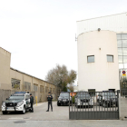 Agentes y vehículos de la Guardia Civil en la sede de Unipost, en Hospitalet de Llobregat
