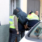 Imagen de uno de los detenidos en el operativo contra el tráfico de drogas en el número 17 de la calle Múrcia de Sant Pere de Ribes