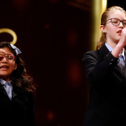 Dues nenes de San Ildefonso canten un cinquè premi de la Rifa de Nadal, el 22259.