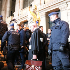 L'advocat Paul Bekaert abans de la compareixença davant la premsa després de la vista de Carles Puigdemont i dels consellers cessats el 4 de desembre.