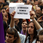 Primer pla d'una noia a la concentració de rebuig a la sentència de 'La Manada' a Tarragona, alçant una pancarta amb el lema 'La manada somos nosotras'. Imatge del 26 d'abril del 2018