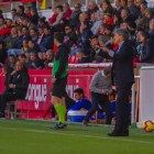 Enrique Martín demana calma als seus futbolistes durant un moment del Nàstic-Oviedo del passat diumenge al Nou Estadi (2-1).