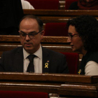 Imagen de Jordi Turull y Marta Rovira hablando antes en el hemiciclo antes del inicio del pleno de este 1 de marzo de 2018.
