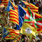 Diverses banderes estelades i senyeres, amb una bandera basca i una altra a favor del 'sí' a la independència.