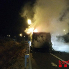 Camión incendiado en la AP-7 en Banyeres del Penedès.
